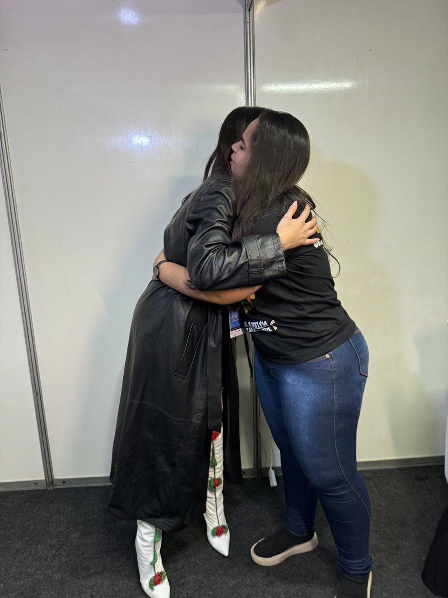 ajotasm's tweet photo. GENTE, quando eu conheci a Ju 😭😭😭
Eu me tremia tanto, aguardando minha foto com a Ana #BBB26 tão bom ser cacto e agora ser Renault 🌵🧙♀️
#Juliette #Cacto #TeamRenault https://t.co/7LMZsPFeG6
