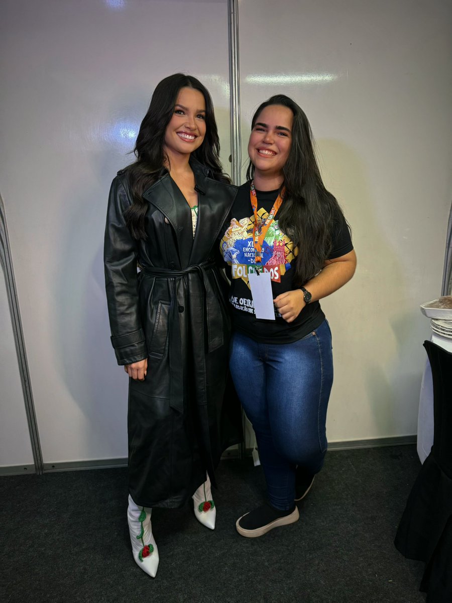 ajotasm's tweet photo. GENTE, quando eu conheci a Ju 😭😭😭
Eu me tremia tanto, aguardando minha foto com a Ana #BBB26 tão bom ser cacto e agora ser Renault 🌵🧙♀️
#Juliette #Cacto #TeamRenault https://t.co/7LMZsPFeG6