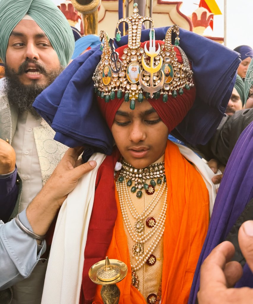 Being_Panjabi's tweet photo. ਰਾਜਾ ਹੀਰਾ ਸਿੰਘ ਜੀ ਦੀ ਛੇਵੀ ਪੀੜੀ ਦੇ ਵੰਸ਼ ਅਤੇ ਰਾਜਾ ਰਿਪੁਦਮਨ ਦੇ ਪੜਪੋਤੇ ''���ਭਿਉਦੇਪ੍ਰਤਾਪ ਸਿੰਘ ਨਾਭਾ''

124 ਸਾਲ ਪਹਿਲਾਂ ਦੇ ਇਤਿਹਾਸ ਨੂੰ ਮੁੜ ਦੁਹਰਾਇਆ ਗਿਆ। ਨਾਭਾ ਰਿਆਸਤ ਦੇ ਕੁੰਵਰ ਅਭੀਊਦੇਪ੍ਰਤਾਪ ਸਿੰਘ ਨੂੰ ਪੰਜਾਬ ਵਾਪਸੀ ਤੇ ਦਸਤਾਰਬੰਦੀ ਤੇ ਮੁਬਾਰਕਬਾਦ 🙏

#ਖਾਲਸਾ_ਰਾਜ ⛳ https://t.co/fEn2r0Z2kL