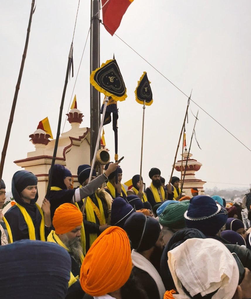 Being_Panjabi's tweet photo. ਰਾਜਾ ਹੀਰਾ ਸਿੰਘ ਜੀ ਦੀ ਛੇਵੀ ਪੀੜੀ ਦੇ ਵੰਸ਼ ਅਤੇ ਰਾਜਾ ਰਿਪੁਦਮਨ ਦੇ ਪੜਪੋਤੇ ''���ਭਿਉਦੇਪ੍ਰਤਾਪ ਸਿੰਘ ਨਾਭਾ''

124 ਸਾਲ ਪਹਿਲਾਂ ਦੇ ਇਤਿਹਾਸ ਨੂੰ ਮੁੜ ਦੁਹਰਾਇਆ ਗਿਆ। ਨਾਭਾ ਰਿਆਸਤ ਦੇ ਕੁੰਵਰ ਅਭੀਊਦੇਪ੍ਰਤਾਪ ਸਿੰਘ ਨੂੰ ਪੰਜਾਬ ਵਾਪਸੀ ਤੇ ਦਸਤਾਰਬੰਦੀ ਤੇ ਮੁਬਾਰਕਬਾਦ 🙏

#ਖਾਲਸਾ_ਰਾਜ ⛳ https://t.co/fEn2r0Z2kL