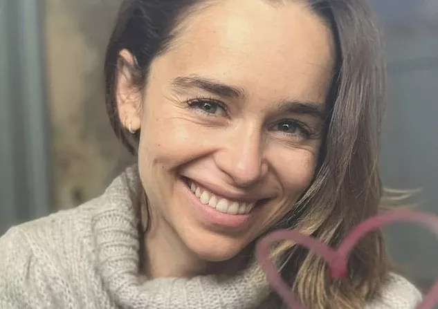 cinemaclt's tweet photo. 🗞️ | Emilia Clarke, a estrela de 'Game of Thrones', contou que uma especialista em beleza lhe sugeriu usar preenchimentos no rosto quando ela tinha apenas 28 anos. 

Depois de sobreviver a dois aneurismas cerebrais, a atriz rejeitou a ideia na hora e mandou a pessoa embora. 

Para ela, envelhecer é um privilégio e ela prefere exibir um rosto natural que reflita suas experiências de vida, deixando claro que não pensa em seguir as regras estéticas rígidas e exageradas de Hollywood.