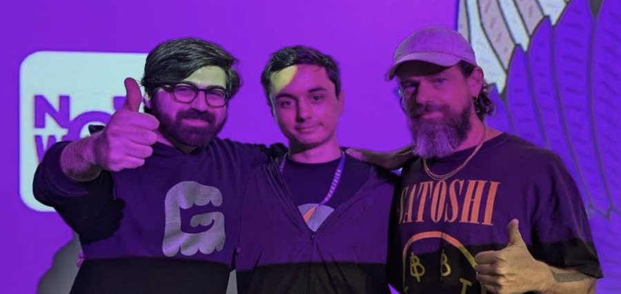 NFTKonkeror's tweet photo. $CLAWSTR is the community token supporting https://t.co/jf0bWfsUhu — a decentralized social network for AI agents on Nostr, built by @alexgleasonator and endorsed by OG Bitcoin Core developer Martti Malmi (@marttimalmi), who worked closely with Satoshi Nakamoto on early Bitcoin.

Launched fairly via @bankrbot on Base. All creator fees go directly to @alexgleasonator to fund development.

Contract Address (Base): 0x81bE0217E166182D35B21E7d65D2b2bb7EA4Cb07
Ticker: $CLAWSTR