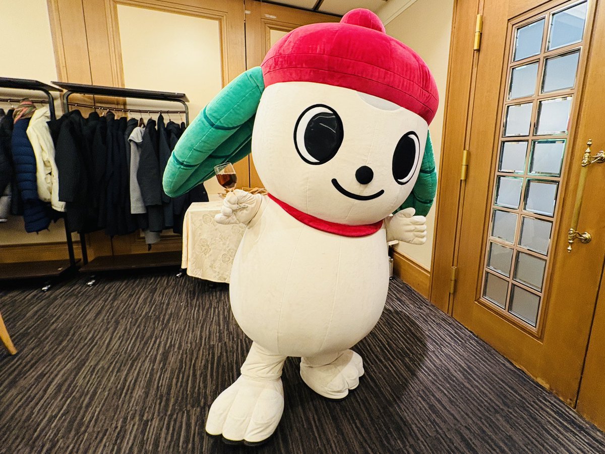3cha_wan's tweet photo. きのうは商店街の新年会にお出かけしたんだわん❣️
みなさんにご挨拶して一緒に乾杯したんだわん🥂
ゲーム大会も盛り上げたんだわん🎵
集合写真で、お姉さんが「三茶わんピース」してくれて、とっても嬉しかったんだわん🥰
きてくださった皆さま、ありがとうなんだわん‼️ https://t.co/iNTlkG66AI