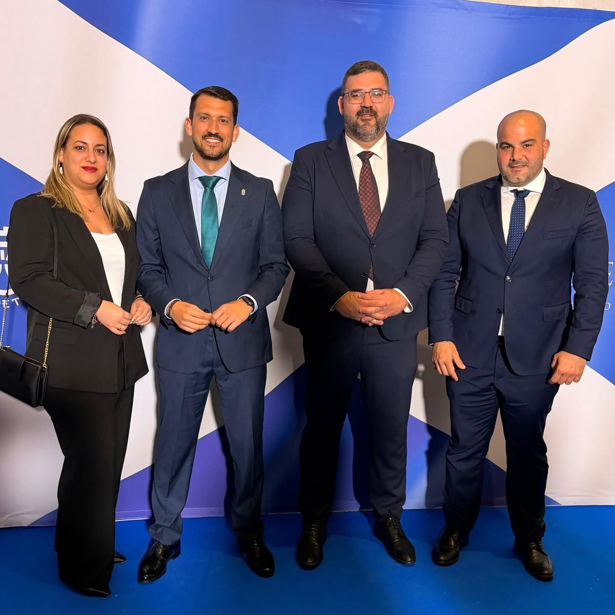 DavidCrego8's tweet photo. 🏴󠁧󠁢󠁳󠁣󠁴󠁿Tenerife celebra su día en el Auditorio “Adán Martín”.
💙Reconocimiento a personalidades de la sociedad civil por parte del Cabildo de Tenerife.
👏Enhorabuena a los galardonados y feliz día. https://t.co/SdqvfWeULv