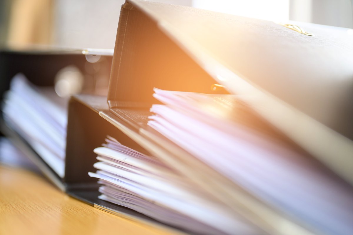 おはようございます！
#今日の用語解説
🔰「安全書類（グリーンファイル）」
📌現場に入る前に提出する、安全・体制を確認するための書類一式。
作業員名簿、資格、保険、施工体制などをまとめたものです。

今日も1日ご安全に🫡✨
#企業公式相互フォロー #フォロバ100