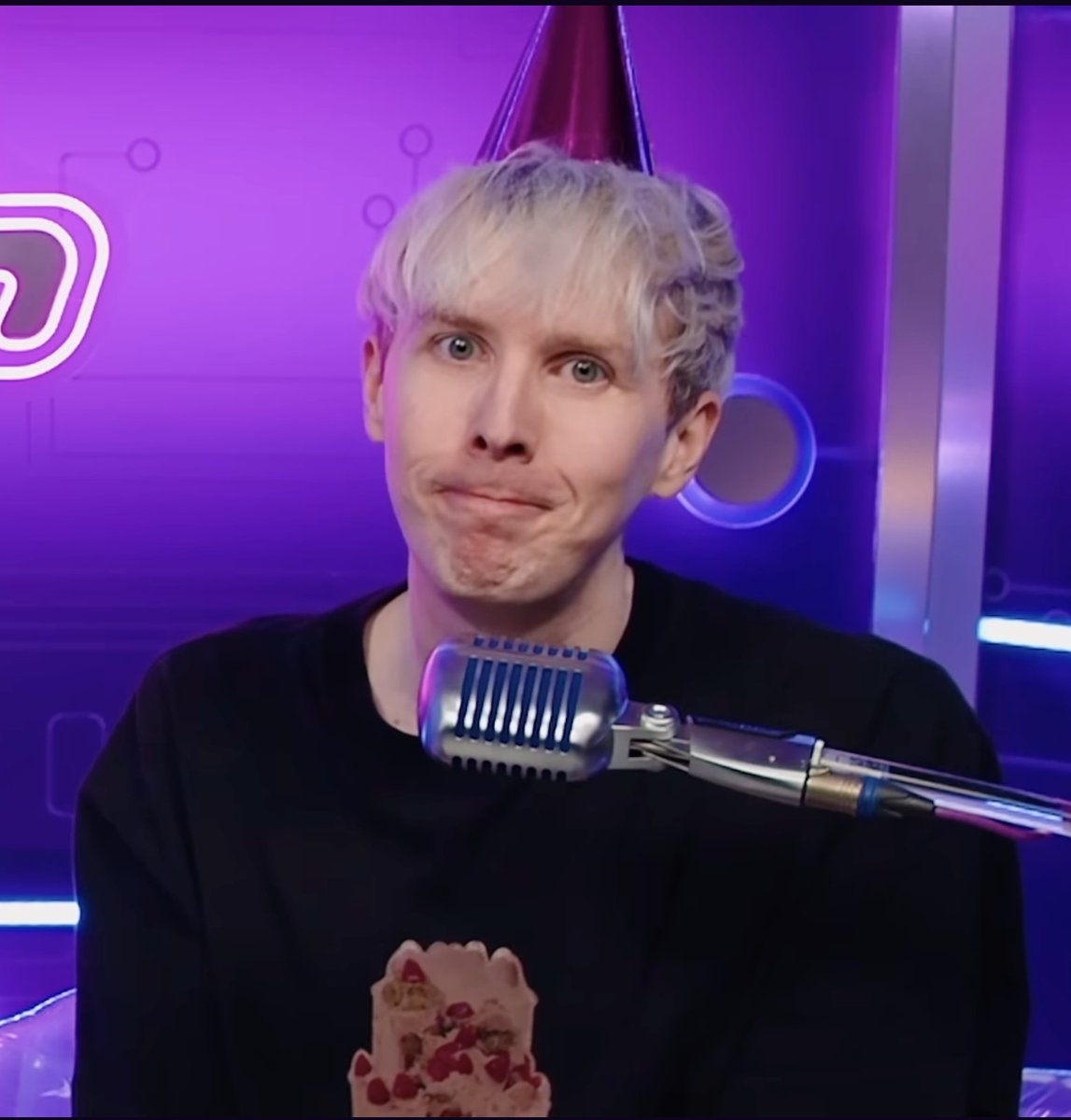 debortedeborted's tweet image. How could you not clap him in a restaurant