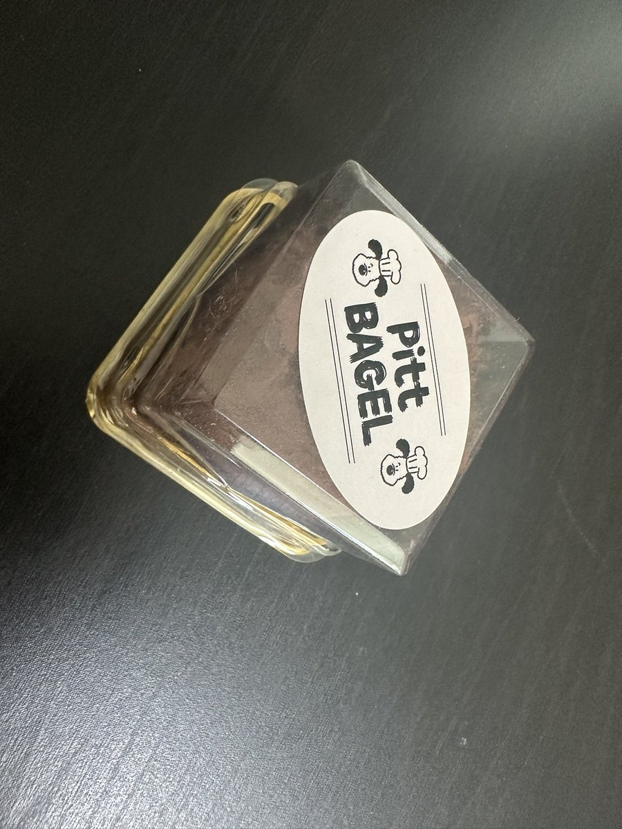 다들 두쫀쿠할때~ 그런가보다ㅎ 크게 유행에 민감하지도, 특별히 먹는거에 관심도 없는 편 ㅋㅋ
그래서 그 흔한 마라탕도 안먹어봄😁
그런데 딸내미가 두쫀쿠 먹고 싶다길래~ 주말 아침에 커피(주목적은 커피ㅋㅋ)와 베이글 그리고 1인 1주문 두쫀쿠 하나 시켜서 나눠먹어봄 ㅎ