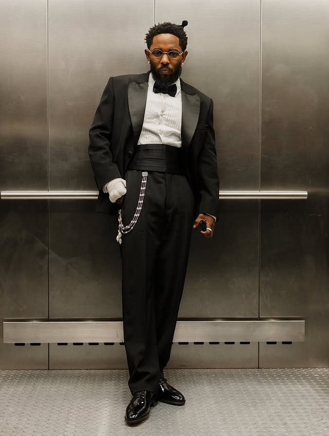 missprivelove's tweet photo. Chanel Ambassador Kendrick Lamar wears the French house's FIRST ever custom men's tuxedo in history. It took 207 hours to make fitting for what was a historic night as Kendrick becomes the most Grammy awarded rapper in history 🔥 https://t.co/lvAqLVUnsE