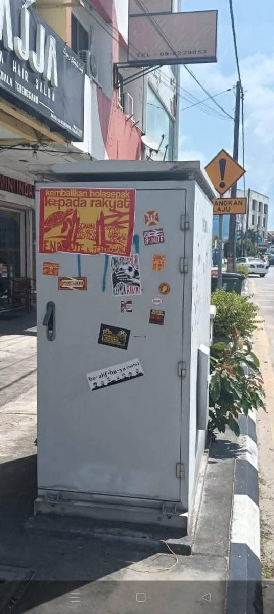 BolaSepakTRG's tweet photo. “Kembalikan bola kpd rakyat” kata @ultraSel_ aka Ultra Red Gian. 

X sedar org cam hangpa la perosak bola sepak &amp; negara.Mari tempat org bodo2 je ko tampal pelekat,sticker merata sampai tutup signage/signboard. 

Tolong tampal sticker “Say No To Drugs” atah dahi dorang !

Bengong https://t.co/yZpC5konOQ