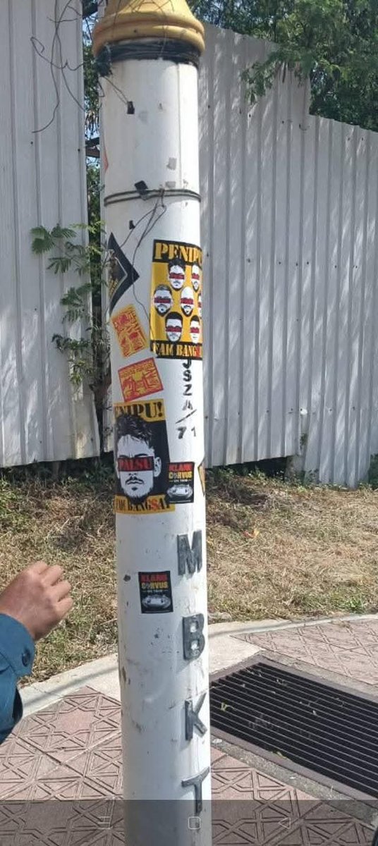 BolaSepakTRG's tweet photo. “Kembalikan bola kpd rakyat” kata @ultraSel_ aka Ultra Red Gian. 

X sedar org cam hangpa la perosak bola sepak &amp; negara.Mari tempat org bodo2 je ko tampal pelekat,sticker merata sampai tutup signage/signboard. 

Tolong tampal sticker “Say No To Drugs” atah dahi dorang !

Bengong https://t.co/yZpC5konOQ