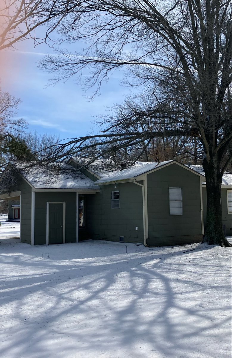 JEFFLEFFLER's tweet photo. Our Cleveland, MS, house post winter storm Fern https://t.co/kmET4yoYyA