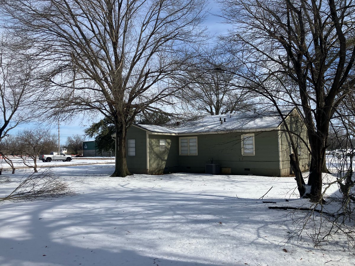 JEFFLEFFLER's tweet photo. Our Cleveland, MS, house post winter storm Fern https://t.co/kmET4yoYyA