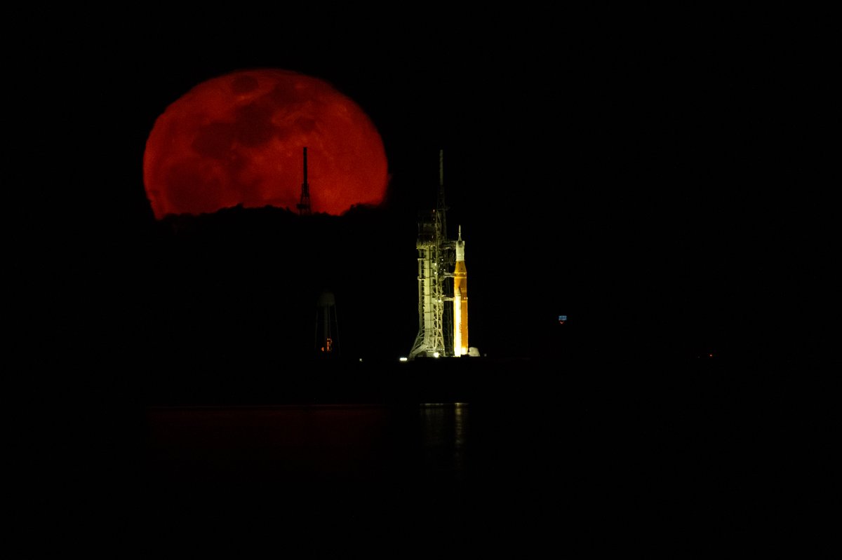 rpg571's tweet photo. Wow! This was magical. Moon rise over the fully fueled SLS Artemis rocket as wet-dress rehearsal was going on at LC-39B. https://t.co/SWcX0uRp66