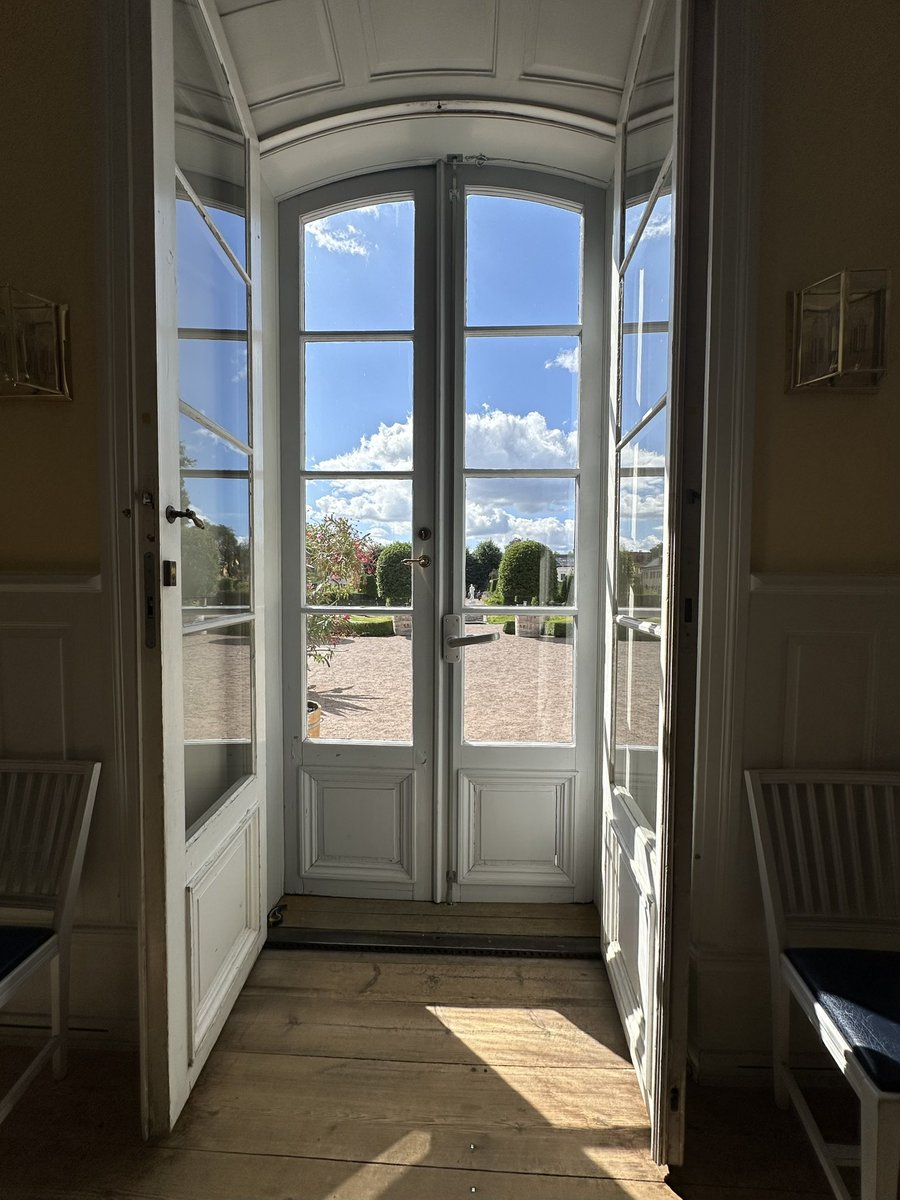 VanIsleGardener's tweet photo. @DailyPicTheme2 Looking out at the Linnaeus Garden in Uppsala
#DailyPictureTheme :#ViewFromYourWindow https://t.co/SaDp4rnMkw