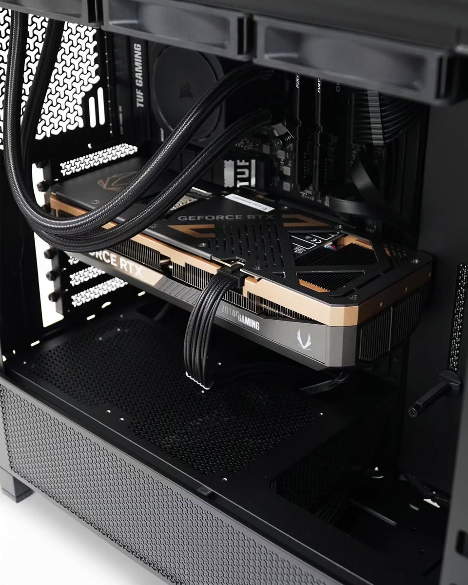 ZOTAC_USA's tweet image. An all-black PC build with a splash of Titanium Gold ✨

📷 IG: bitkart

#ZOTACGAMING #ZOTAC #GEFORCE #RTX #PcBuild #GamingPC #PcSetup #Tech #PcHardware #PcComponents #PcGaming