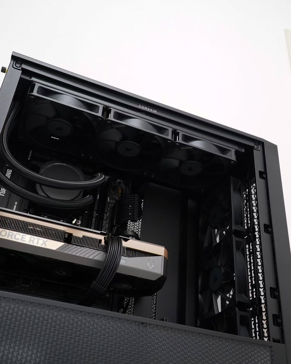 ZOTAC_USA's tweet image. An all-black PC build with a splash of Titanium Gold ✨

📷 IG: bitkart

#ZOTACGAMING #ZOTAC #GEFORCE #RTX #PcBuild #GamingPC #PcSetup #Tech #PcHardware #PcComponents #PcGaming