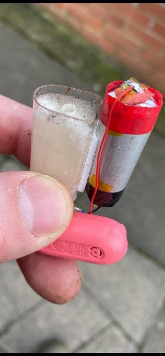 Hoopss's tweet image. The reality of what's inside the vapes... you're literally smoking a battery.