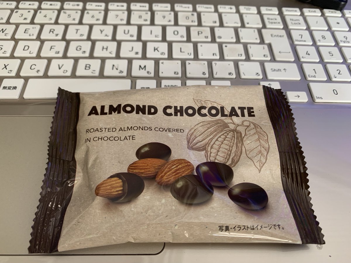 yoshidatoshino2's tweet photo. チョコは、研究の良き友! 😁#ALMONDCHOCOLATE #ILLITE https://t.co/bzw7dPQOcF