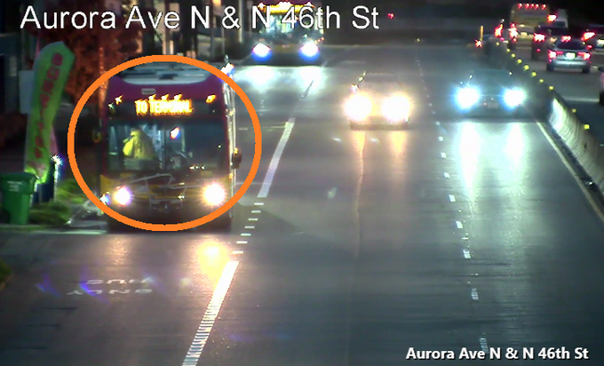 北側でバスが南行を塞ぐ