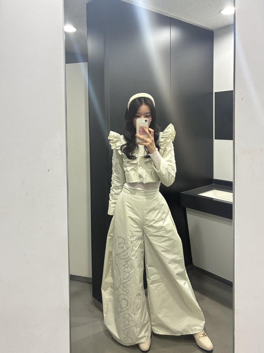 この衣装私のお友達が作ってくれたんだ〜😍
パンツのシルエットとストーンがとっても可愛い♥️
髪の毛も初めてウェーブにしてみた🫶
どうかな〜？

#ななサク #東海被写体 #ポートレート