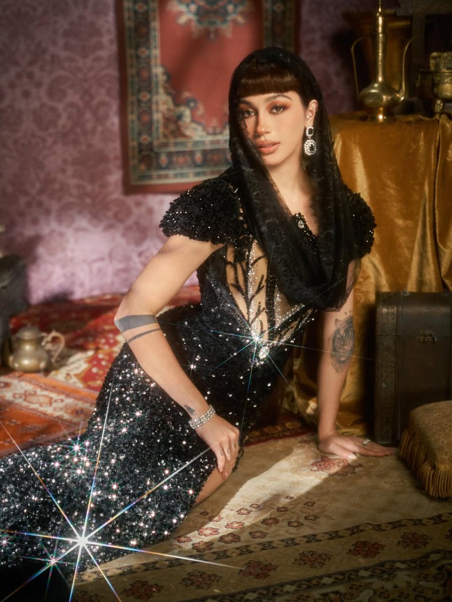 PilipinasToday_'s tweet image. TUMABI ANG LAHAAAT 🖤🔥

Stunning ang vlogger na si Zeinab Harake sa ibinahaging mga larawan sa Instagram suot ang bedazzled black gown nito bilang cover ng The Global Filipino Magazine.

📷: zeinab_harake/Instagram

#PilipinasToday
#ZeinabHarake
#Zebbies