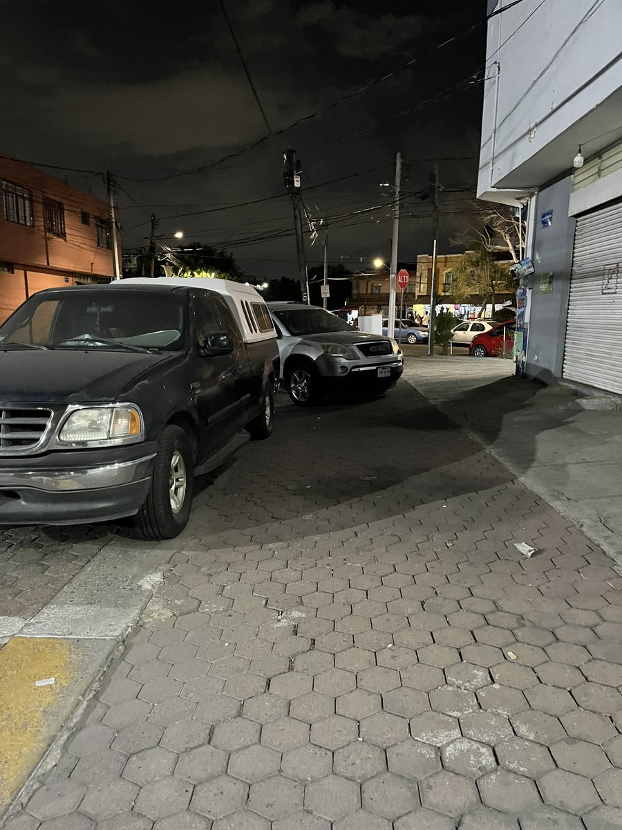 Hola <a href="/MovilidadZap/">Movilidad Zapopan</a> 02/02/26 7:30 pm, vehículo sobre banqueta (y otro sobre línea amarilla) sobre C. Gral. Agustín Olachea 457 casi esquina con Calz. Constituyentes Col. Constitución. Frente a Abarrotera CAGSA.