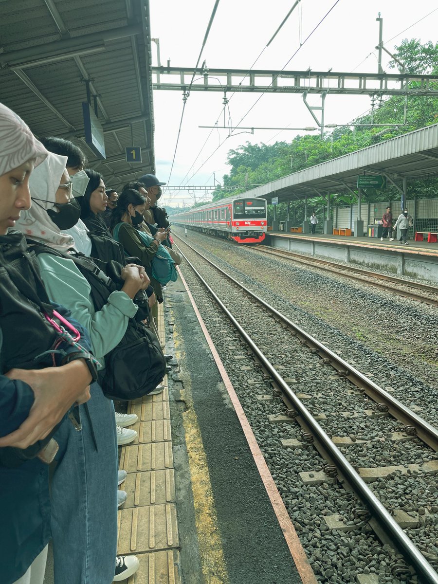Inthan_rina's tweet photo. Pagi ini dapet momen yang cukup bagus buat mengambil foto “sedang menunggu KRL” https://t.co/0YfTPWThOM