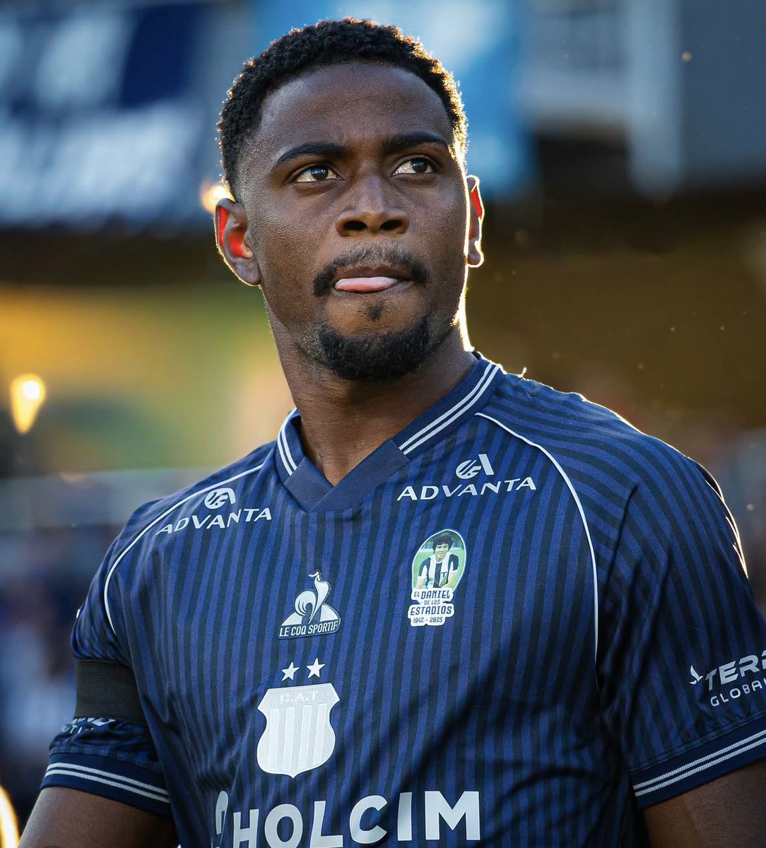 🟡⚫️/ NUEVO FICHAJE EN PEÑAROL

➡️Según <a href="/padreydecanocom/">padreydecano.com</a> en #NoPasó Luis Miguel Angulo esta próximo a ser nuevo jugador de Peñarol.

📌En teoría llega al Carbonero en condición de cedido con opción a compra.

 ℹ️<a href="/nandobecchio/">Nando</a> <a href="/nicomzz/">NicolásMR</a> <a href="/SordelliMartin/">Martín</a>