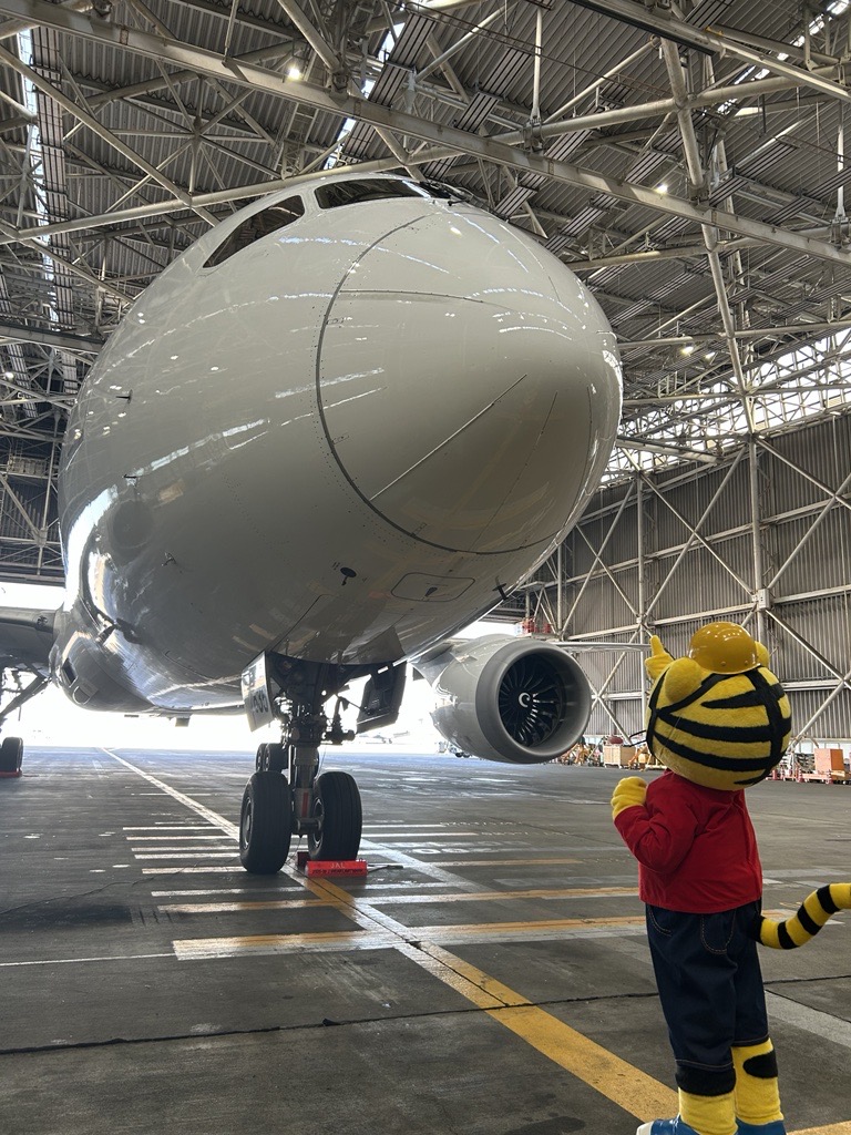 shima_official's tweet photo. #しまじろう がテレビ番組 #しまじろうのわお で行った場所は #成田空港 
空港で働く皆さんと一緒に #トモダチのわお！を踊りました🕺💃

迫力満点の飛行機✈️や普段見られないエンジンも登場するので、飛行機好きのかた必見！

ぜひご覧ください
テレビ東京系列2月7日（土）8:30～ https://t.co/IetMJBSji6