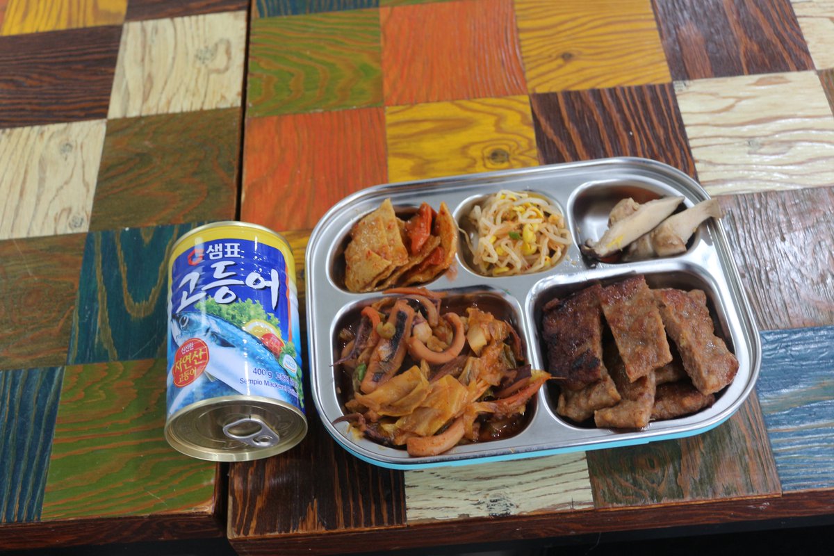 오늘은 어르신들께  매콤한 오징어볶음을 준비해드렸습니다 오징어가 금어기라서 조금 비싼데요..밥에 비벼드시면
좋으실거같아서 모처럼 매콤한반찬으로 해드렸습니다.내장빼고. ..껍질도 벗겨서 칼집도 내려고 했는데..도저히 시간이
안되서..그냥해봅니다,버섯볶음과 떡갈비..콩나물무침.어묵조림