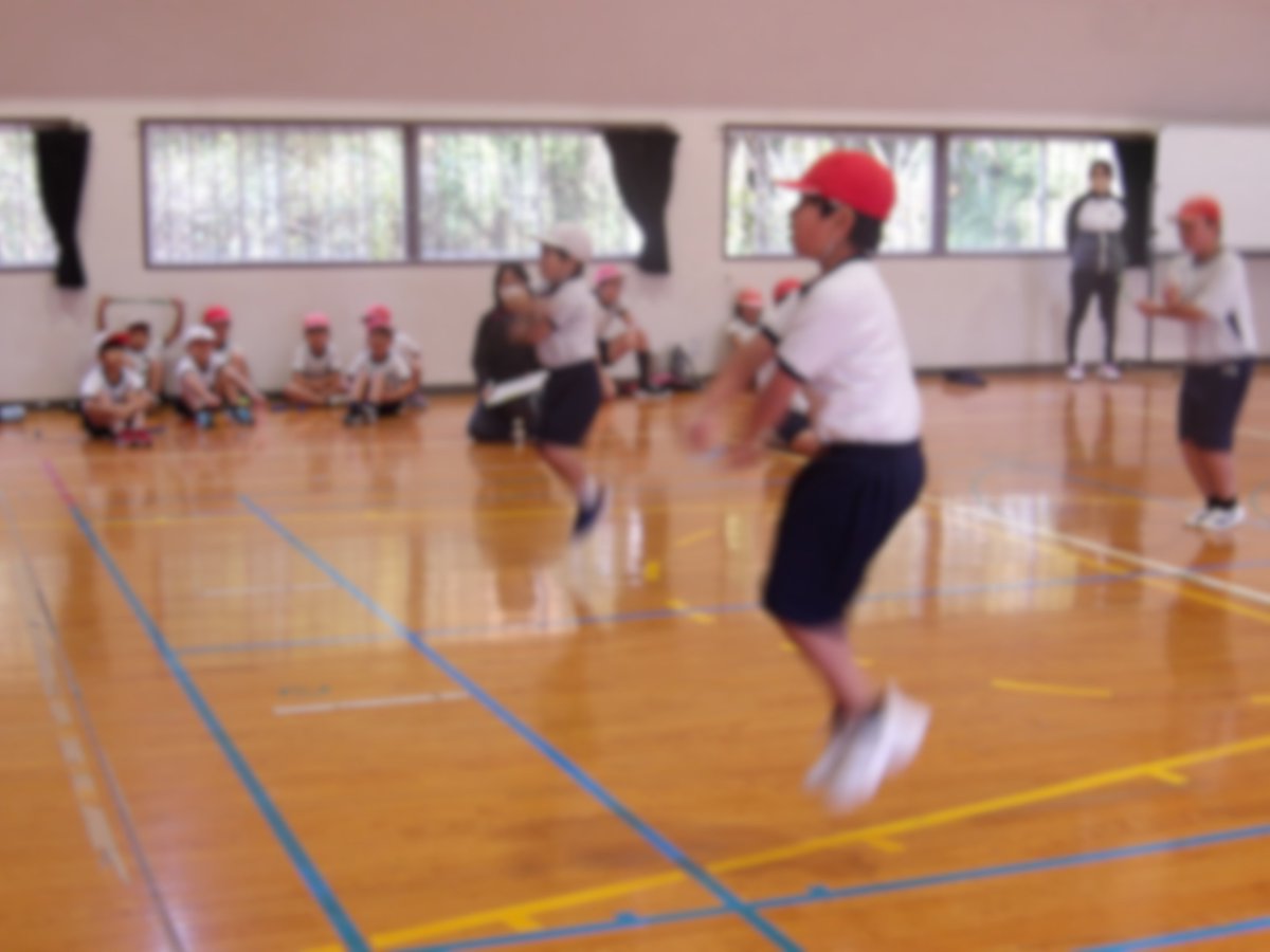 ooguro_esc's tweet photo. なわとび大会
1月30日（金）、なわとび大会がありました。あや跳びや交差跳び等、自分で選んだ種目にチャレンジしました。高学年になると高難度のハヤブサやツバメに挑戦！すごい早業に歓声や拍手がなりました。低・中学年もこつをつかんでできるようになろうね。 https://t.co/jC83pUp0U5