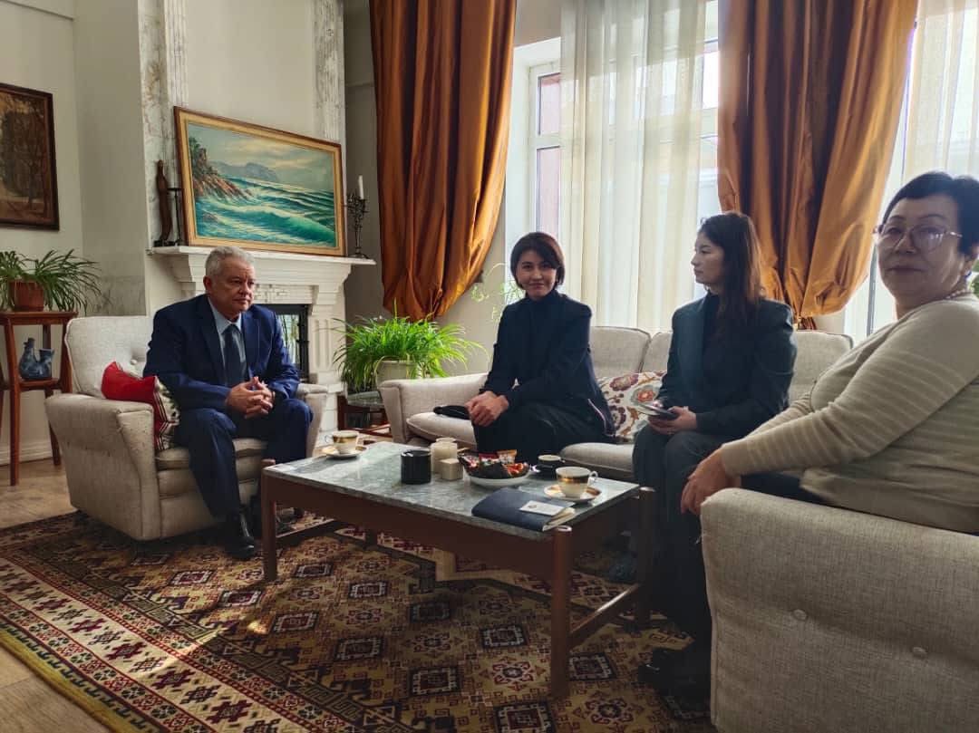 siempreconcuba's tweet image. La Federación de Mujeres de #Mongolia expresa su solidaridad con el pueblo cubano ante la escalada de agresiones de #EEUU. En un encuentro con el embajador cubano, reafirmaron los lazos históricos y acordaron promover cooperación en igualdad de género y salud

#CubaNoEstáSola