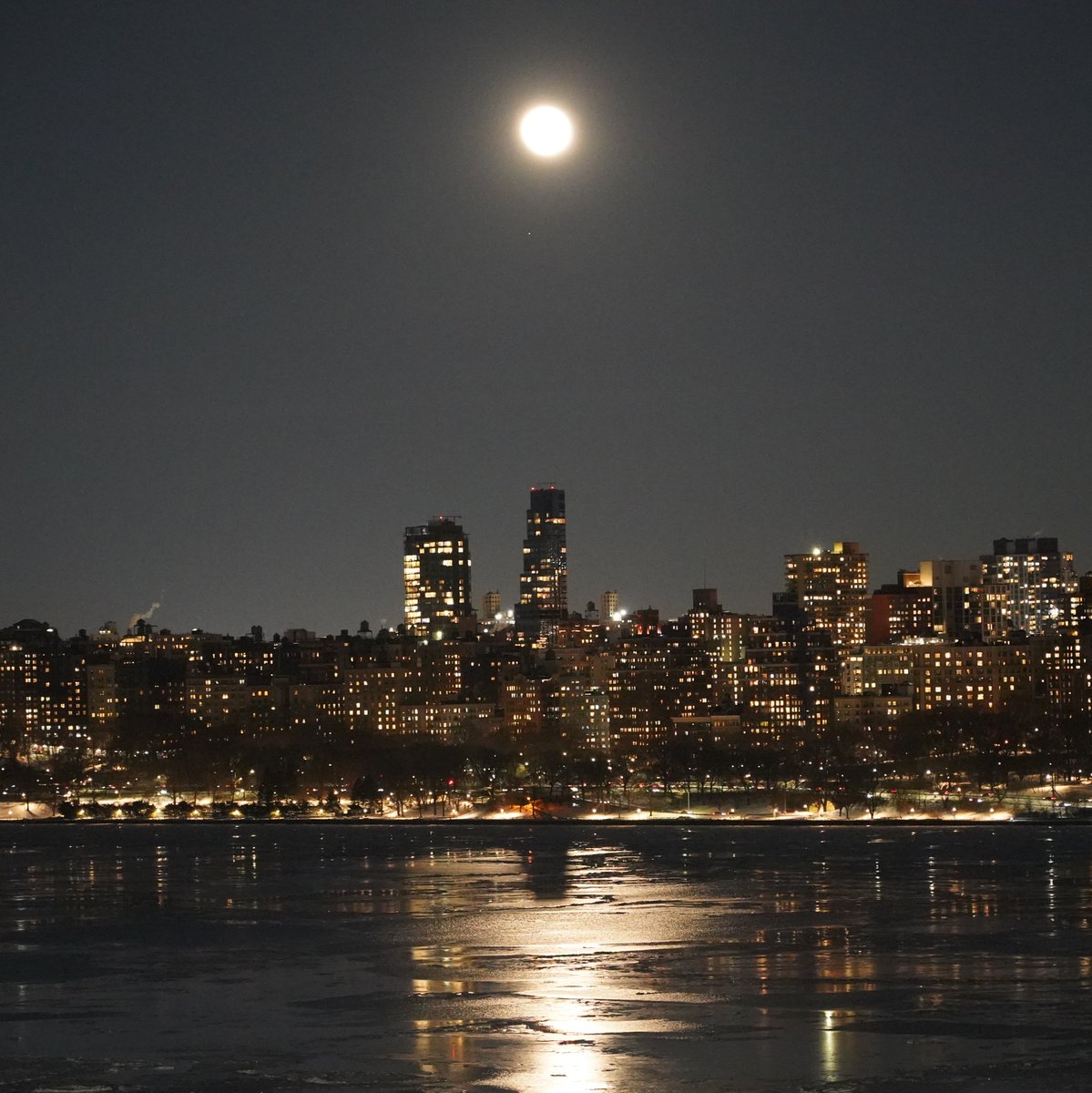 wtz's tweet photo. Due to cloudy weather yesterday, we applied "Three-Night" window rule.
Today pics of the
#FullSnowMoon (98.5%) with #planes #helicopters flying
#overthemoon
#fullmoon
#snowmoon
#todaymoon
#UpperWestSide
#lgaairport
#jfkairport
#newyork
#NYC https://t.co/h8GGLYxr2r