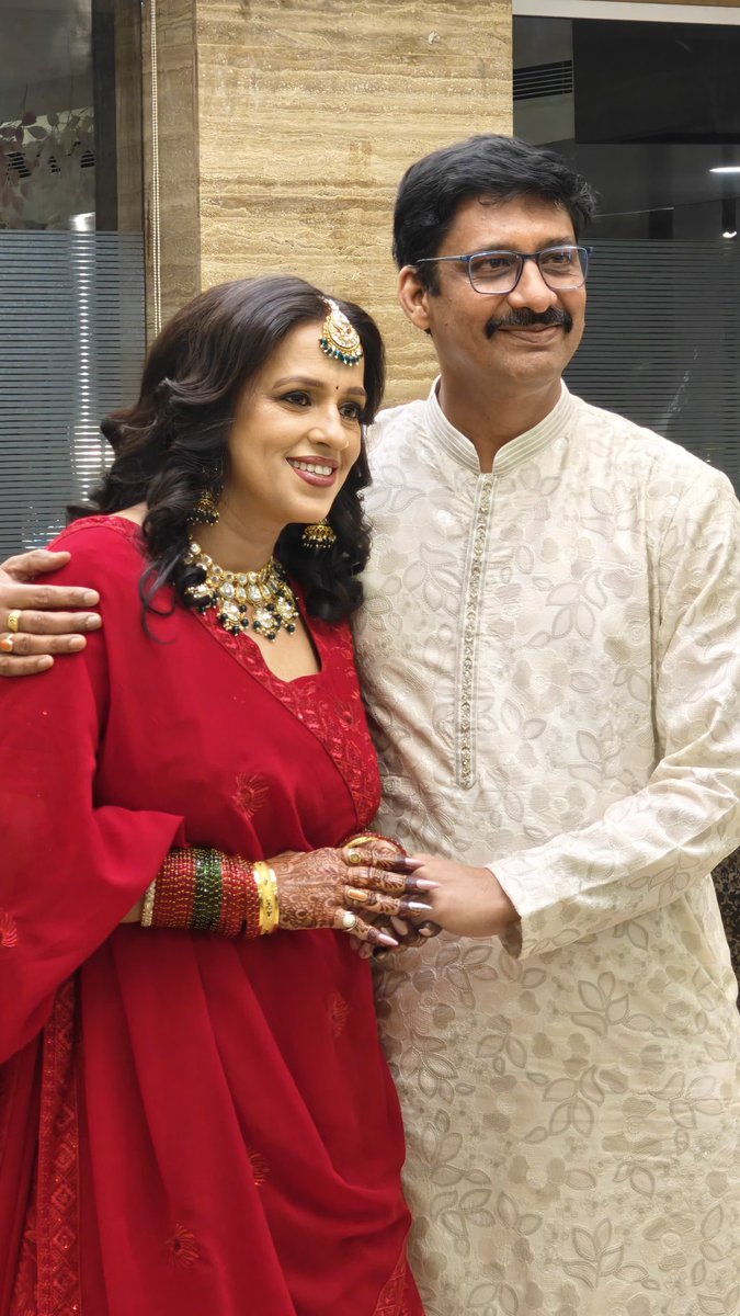 रिश्ते निभाने में एक उम्र गंवा दी और कुछ लोग कहते हैं कि हमें सलीका नहीं है प्यार करने का ❤❤
शादी के पच्चीस साल और इनका प्यार भरा साथ 🥰🧿🧿