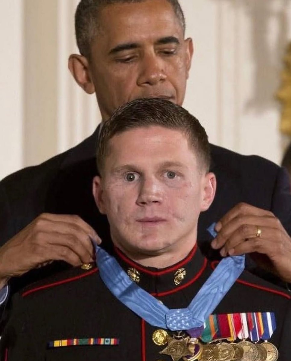 culturejpg's tweet image. Kyle Carpenter received the Medal of Honor from Barack Obama for his bravery while serving in Afghanistan

He intentionally covered an enemy grenade with his body to protect a fellow Marine during an attack