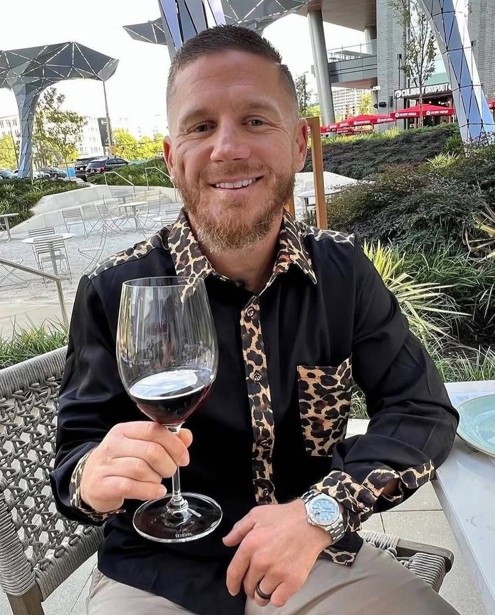 culturejpg's tweet image. Kyle Carpenter received the Medal of Honor from Barack Obama for his bravery while serving in Afghanistan

He intentionally covered an enemy grenade with his body to protect a fellow Marine during an attack