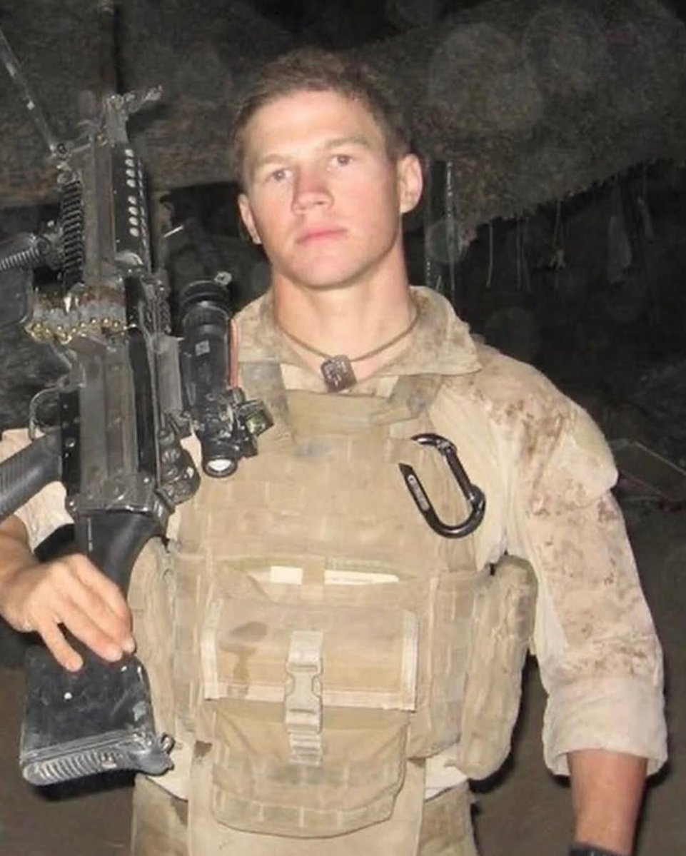 culturejpg's tweet image. Kyle Carpenter received the Medal of Honor from Barack Obama for his bravery while serving in Afghanistan

He intentionally covered an enemy grenade with his body to protect a fellow Marine during an attack