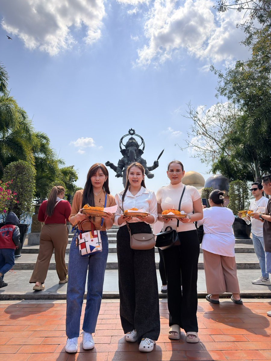 ทำบุญเสริมดวงในเดือนเกิด ขอบคุณเพื่อนๆที่พาไป

#สาวลาดพร้าว
#หมอเจนนี่ 
#หมอน้ำชา 
#หมอซาร่า