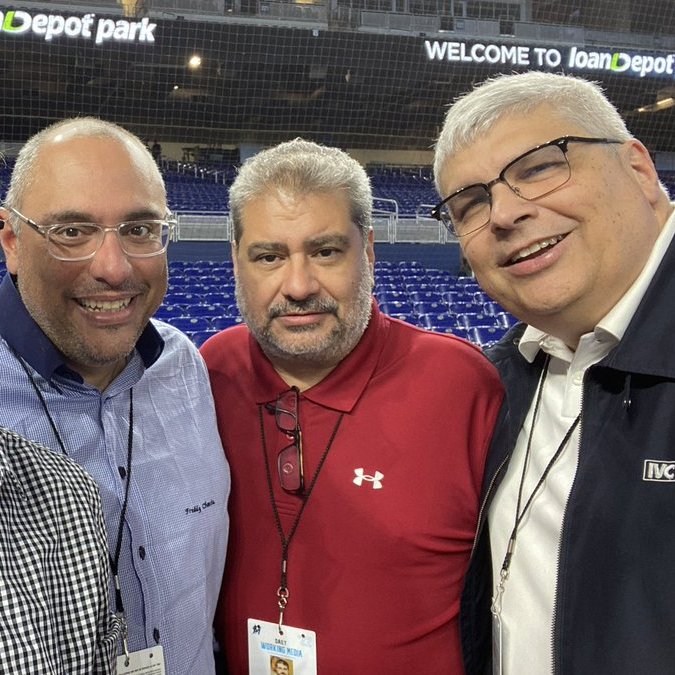 blindadosalas1's tweet photo. #MasCercaIVC #IVCLVBP ¡OTRA VEZ LA INFAMIA! IVAN MEDINA @IvanMedinaM y FREDDY CHERSIA @chersiaf ambos COMENTARISTAS de @IVCNetworksVE y del CIRCUITO de los @Leones_CBBC VUELVEN A DESCONOCER los primeros TRES títulos del @Magallanes_BBC ¿HASTA CUÁNDO? Qué dice @ArreazaOrtega ??? https://t.co/wzXsXL9r0C