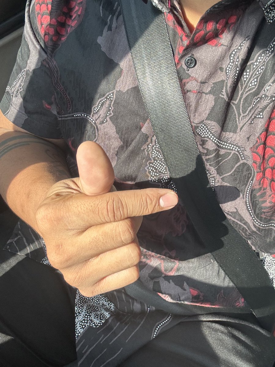 Selamat pagi dari saya dan kemeja yang akhirnya udah muat lagi~~~