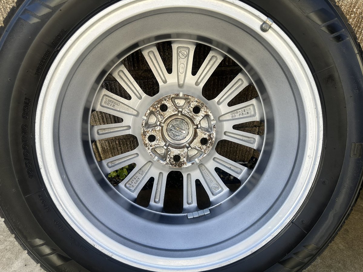 zackey3104's tweet photo. コメリ　すげぇ〜！
ＳＮＳで見つけて、眉唾でチャレンジ！
ちょいちょい外して裏まで洗ったりしてたけど、１５万キロ使ってるホイールの裏側。
何しても、それなりにしかキレイにならなかった裏側。
マヂで新品並に！

コメリさん　ありがとう！
マヂでした。

#コメリ
#クルザード https://t.co/JCe0LHE45r