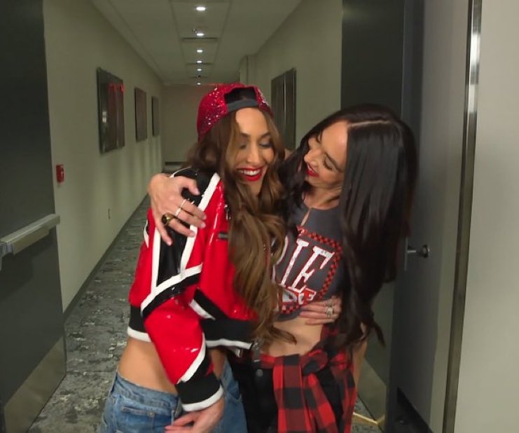 The Bella Twins are back ❤️
#WWERaw