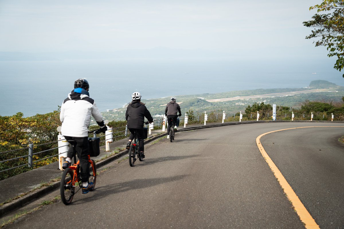 brompton_jp's tweet image. 思い立ったら、ブロンプトンと一緒に島へ。

東京からジェット船で約1時間45分の伊豆大島。
火山の地形を走り、
グラベルを抜け、
最後は海沿いのルートへ。

週末を、少し遠くへ連れていってくれるのがG Lineです。
jp.brompton.com/g-line
#brompton