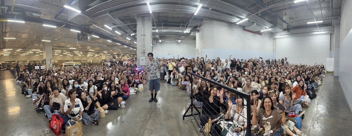 ไม่ใช่แค่ศิลปินกับแฟนคลับ แต่คือครอบครัวที่โตมาด้วยกัน 7 ปี  ผ่านทั้งรอยยิ้ม น้ำตา และทุกช่วงเวลาที่เราเลือกจะอยู่ข้างกันเสมอ เติบโตไปด้วยกันในปีที่ 8  9   10 และอีกหลายๆปีเลยน้าาาาา🤍⚽️

7TH ANNIVERSARY PHIBALLS
#7YearsGrowingwithGulf
#GulfKanawut
