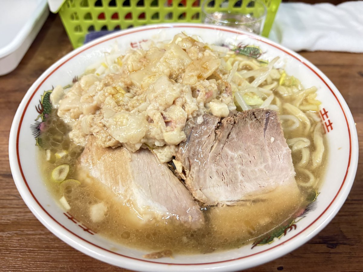ラーメン二郎 品川店

小ラーメン          ¥950
ネギ                     ¥100
コール: アブラ カラメ

今日のツル軟麺でメチャ美味い👍

隣の女性が軟め頼んだからその影響なのか分からないが超美味くて飛んだ 笑

それにしても隣の女性二郎プロだったな！

丼を下ろす時合掌してたし、スゲー🙏