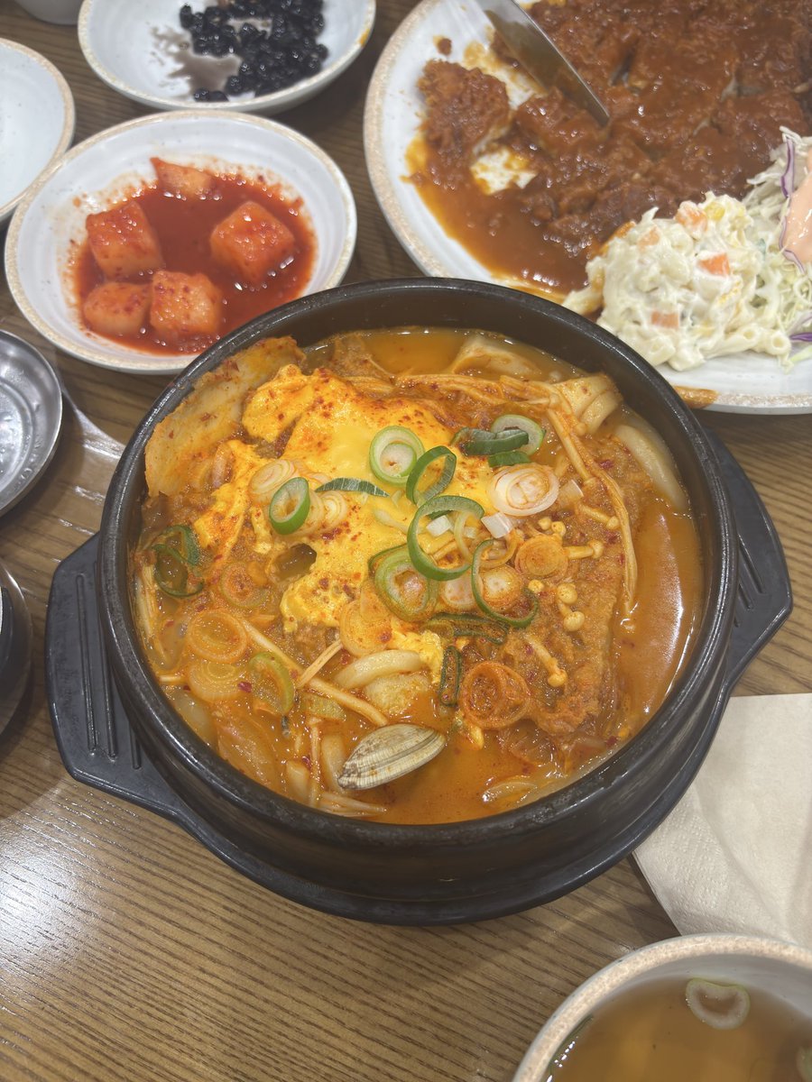 겨울엔 뜨거운 음식이죠~

#밥보스 #오르야밥먹어 #디온밥조 #밥탱유람시