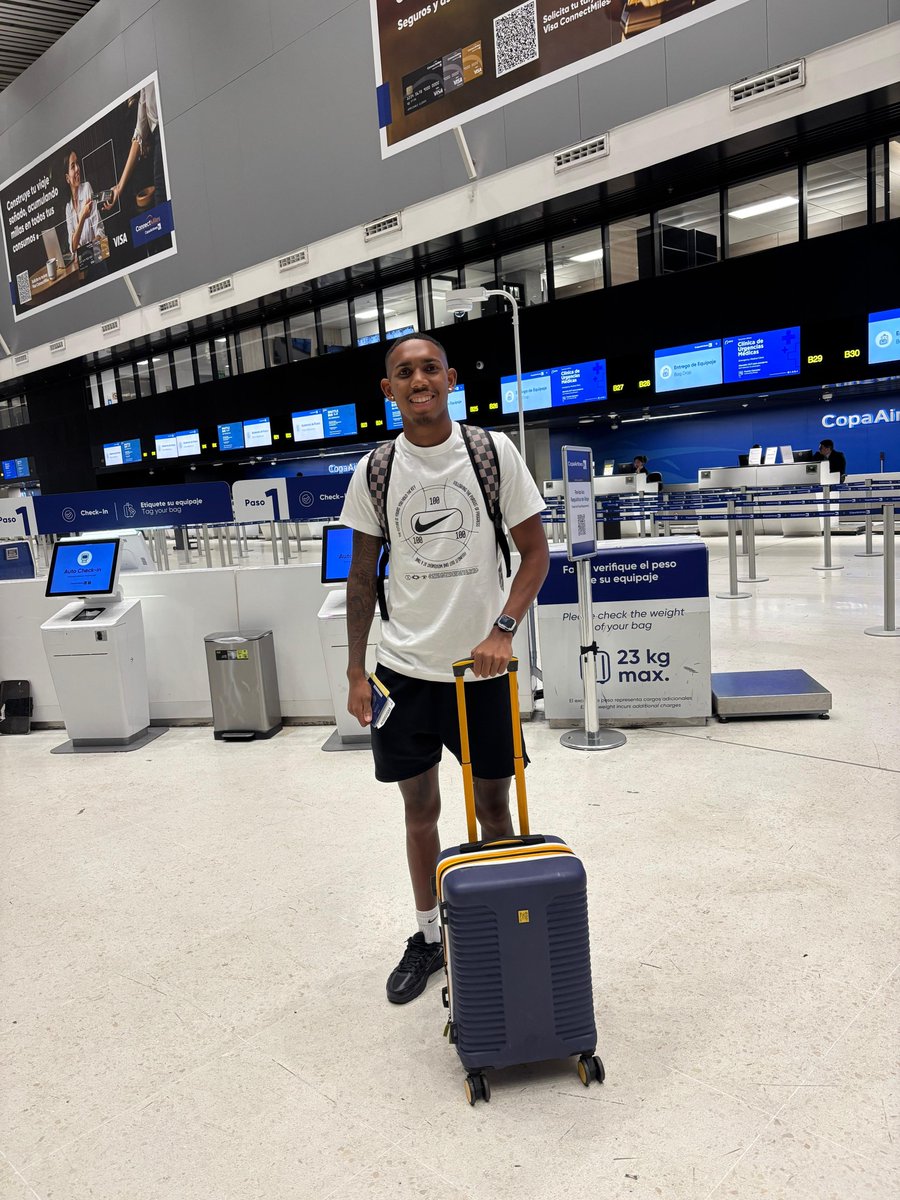 El defensa panameño Julio Rodríguez en el aeropuerto para viajar a Honduras y unirse a su nuevo equipo <a href="/rcdespana/">Real Club Deportivo España</a> procedente de <a href="/cdplazaamador/">CD Plaza Amador</a>