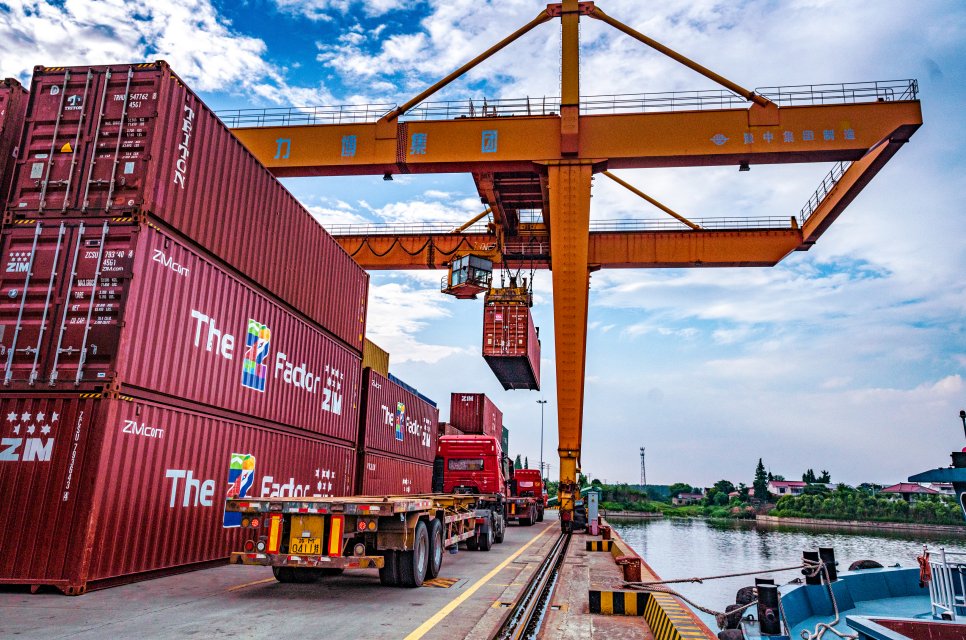 In 2025, Taizhou’s port economy delivered strong results, with total cargo throughput reaching 463 million tons. 🚢
Both Yangtze River and inland ports hit record highs, with inland container and cargo volumes surging, marking a new milestone for Taizhou’s logistics hub.