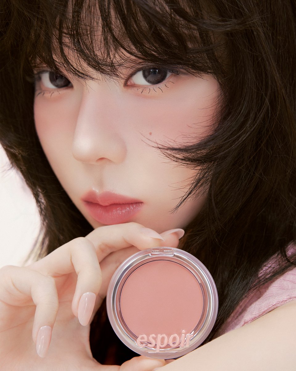 내 피부처럼 스미듯 밀착되는​
코팅 파우더로 갓 바른 듯 유지되는​
세컨 스킨 핏 블러쉬​
#블러웨어블러셔​

윈터 메이크업룩을 지금 타래로 확인해보세요💕