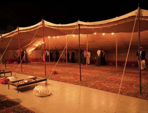 دون وجهي يرخـص الحلم وتـموت الشفوف
 ويش ربحي فـ الحـياه ان خسر وجهي حياه